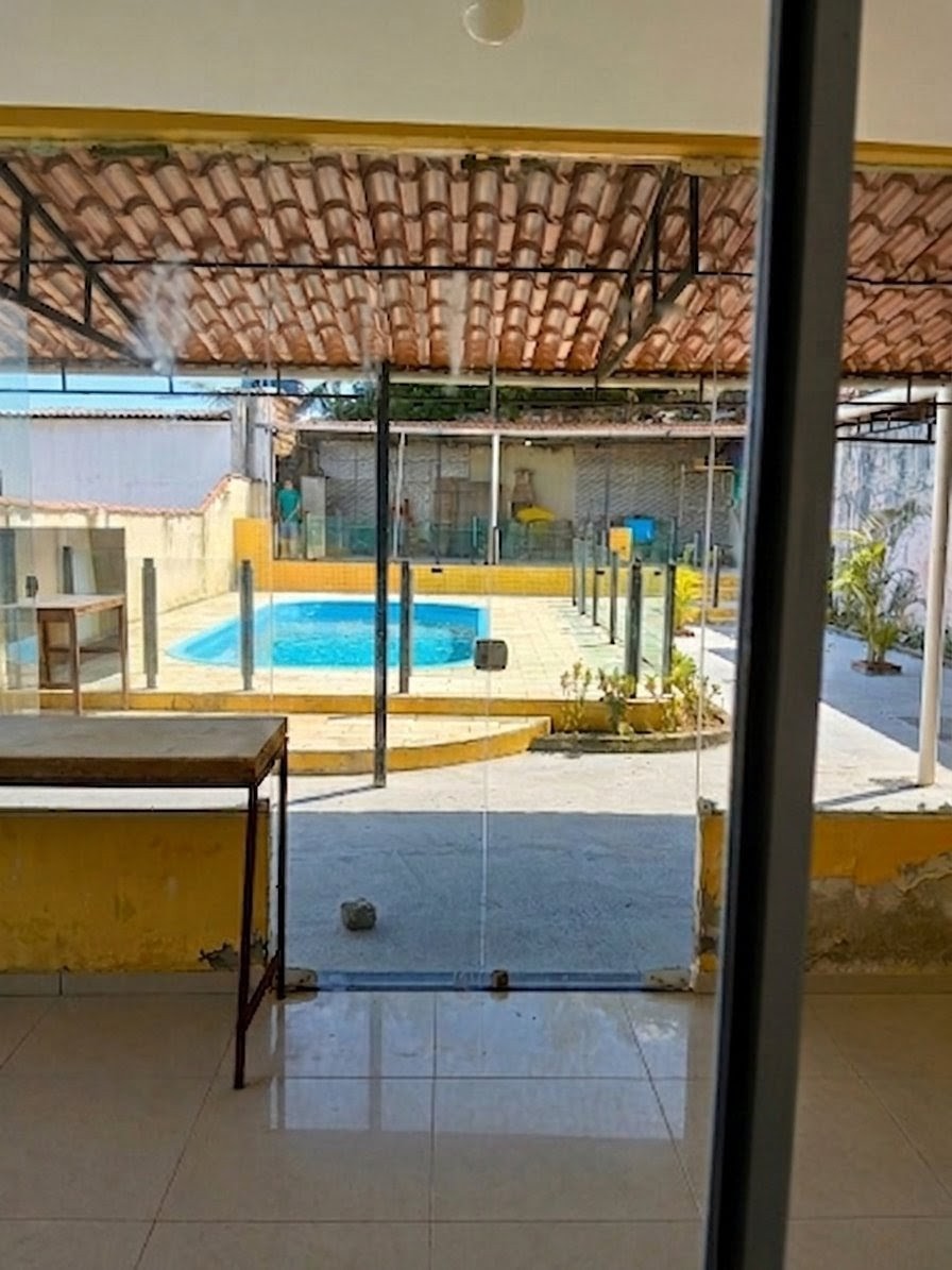 Área gourmet com vista para a piscina