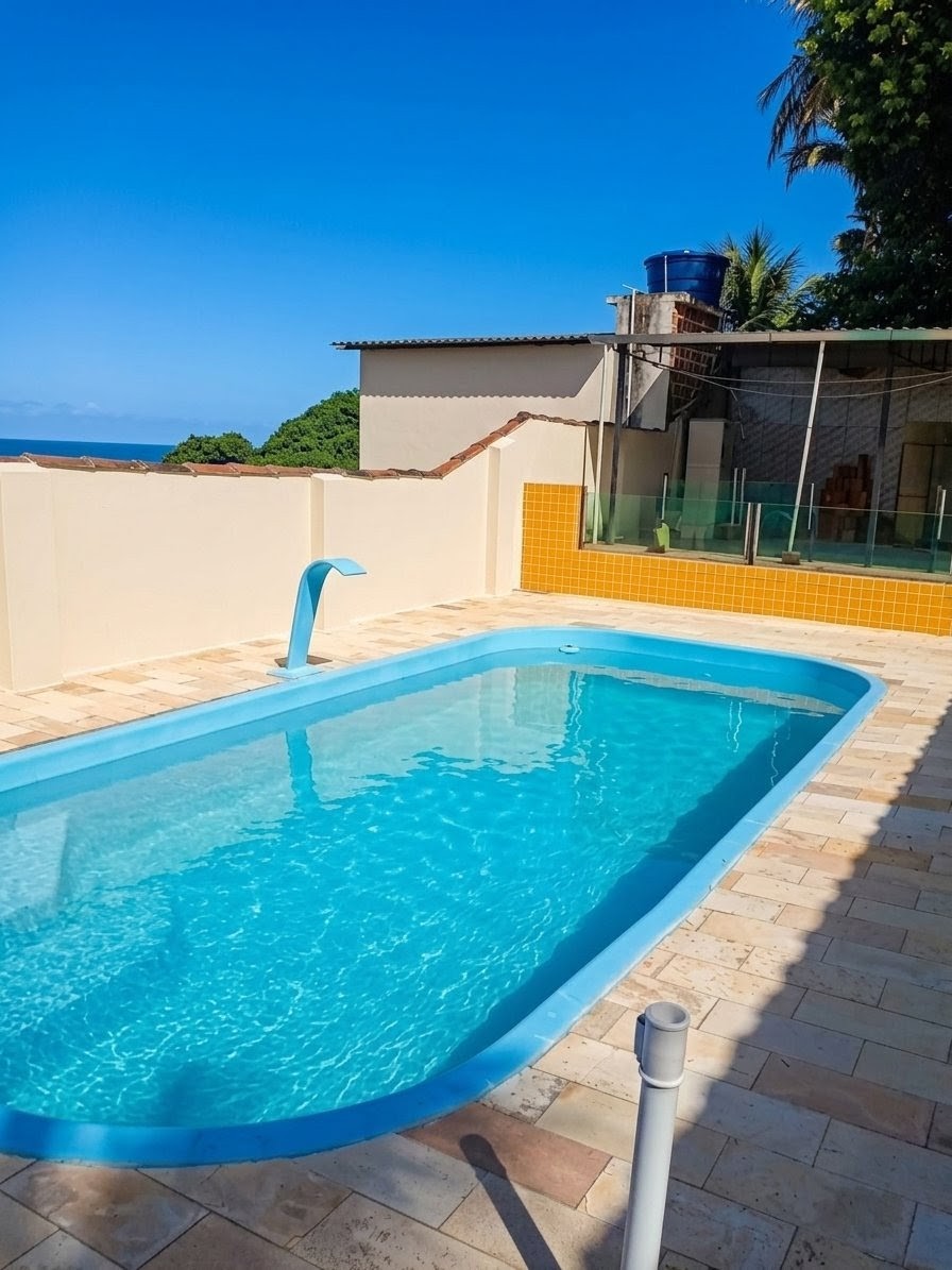 Piscina com vista para o mar