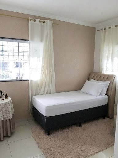Quarto com cama de solteiro