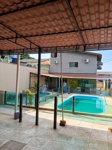Piscina com área coberta