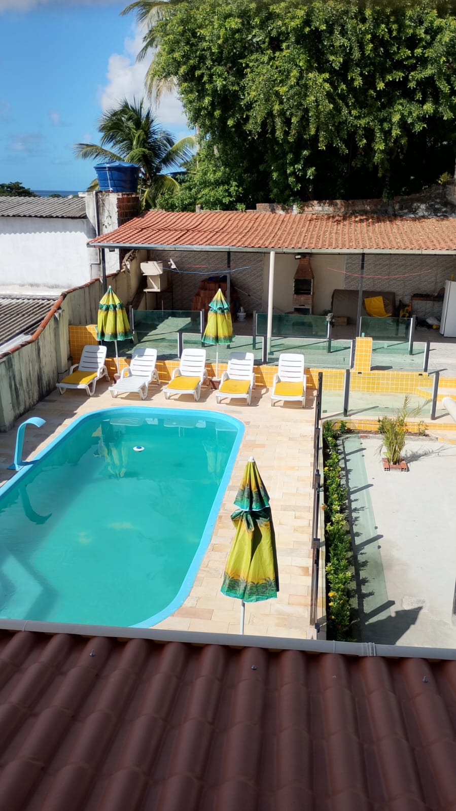 Piscina com espreguiçadeiras